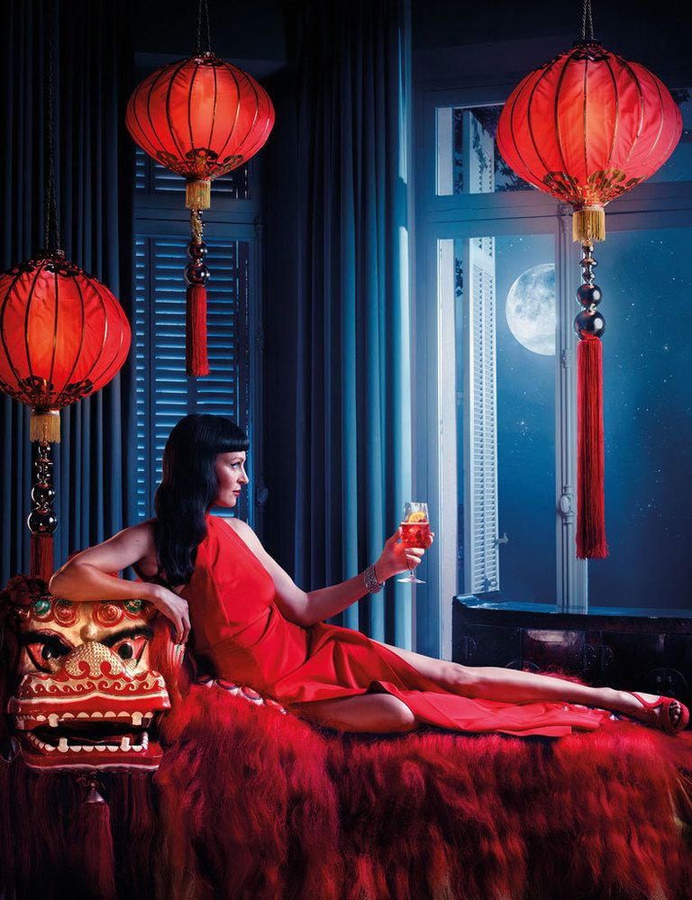 <p>Celebración del nuevo año chino, enfundada en un espectacular diseño de Pucci y decorando su brazo el brazalete de Chopard. Bebida: Campari Spritz. </p>