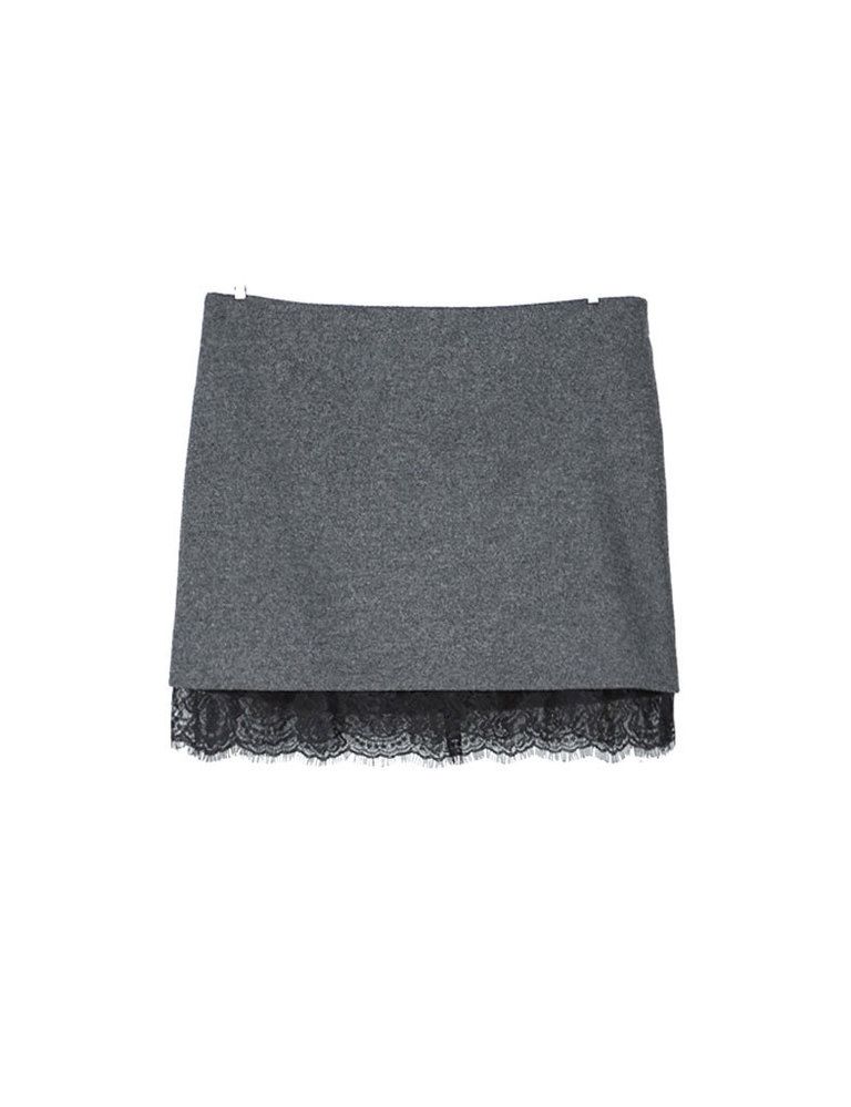 <p>Falda gris con puntilla lencera <strong>de Zara, 22,95 €</strong>.</p>