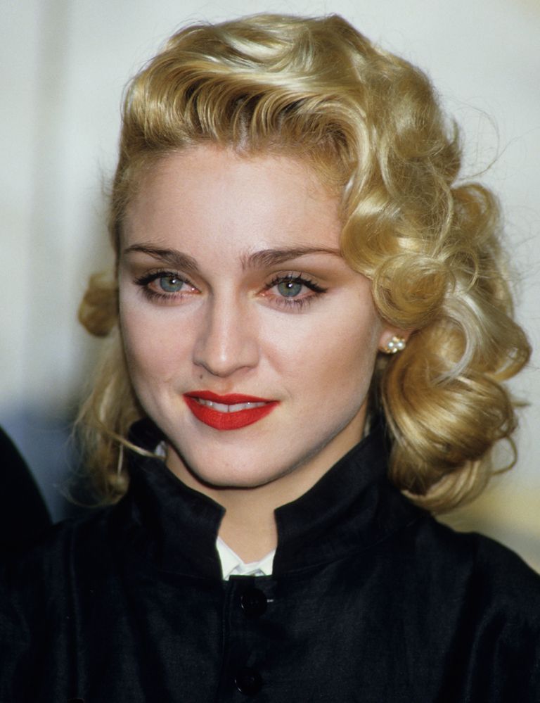 <p>En 1986, ya en pleno éxito, se encargó de hacer los coros a Nick Kamen (sí, el guapito que cantaba “I'll promise myself”) en el tema <a href="https://www.youtube.com/watch?v=bQFWR7zfEls" target="_blank">&quot;Each Time You Break My Heart&quot;</a>, compuesto por Madonna pero que ella mismo descartó para su álbum 'True Blue'. Supuestamente se la habría regalado al británico porque habrían tenido años antes un 'affaire'. Se la escucha perfectamente a los coros.</p>