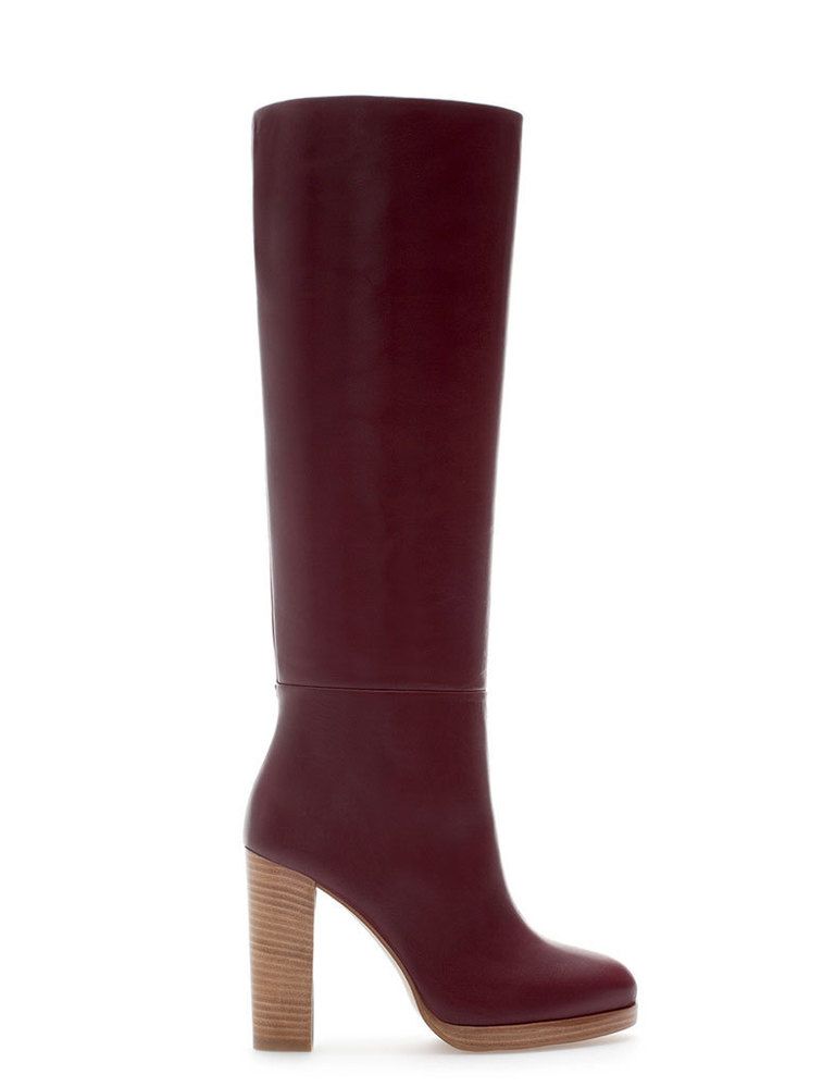 <p>Con tacón de madera y caña alta, esta bota en tono burdeos la encontrarás en <strong>Zara</strong> (119 €).</p>