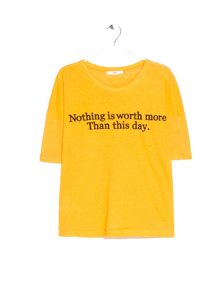 <p>Camiseta con mensaje más que apropiado para hoy, de <strong>Mango</strong> 17,95 €.</p>