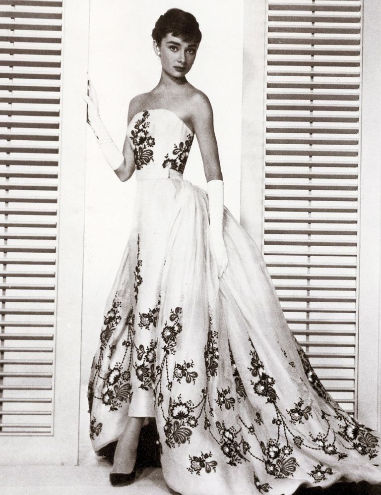 <p>Sin embargo, el perfume&nbsp;<i>L'Interdit</i> finalmente se comercializó y, en 1962, Audrey Hepburn se convirtió en la primera musa de un perfume con una campaña fotografiada por Bert Stern.</p>