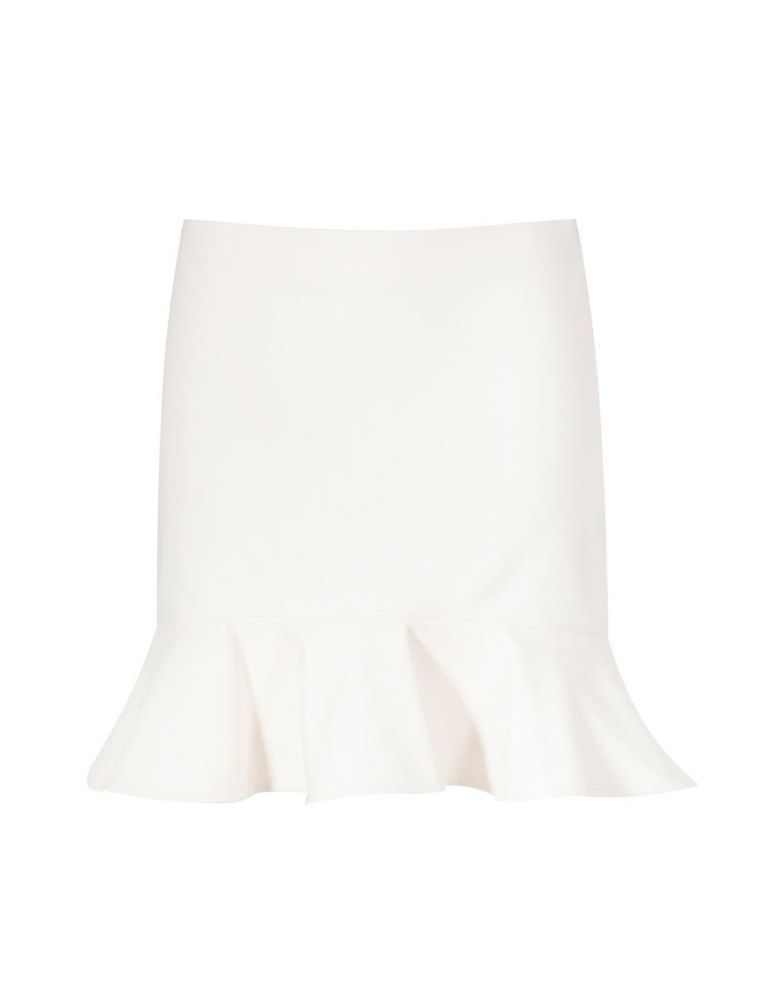 <p>Un material 'waterproof' que lo vemos por todas las tiendas. Nos encanta esta falda blanca con volante en la parte inferior, de <strong>Zara </strong>(22,95 €).</p>