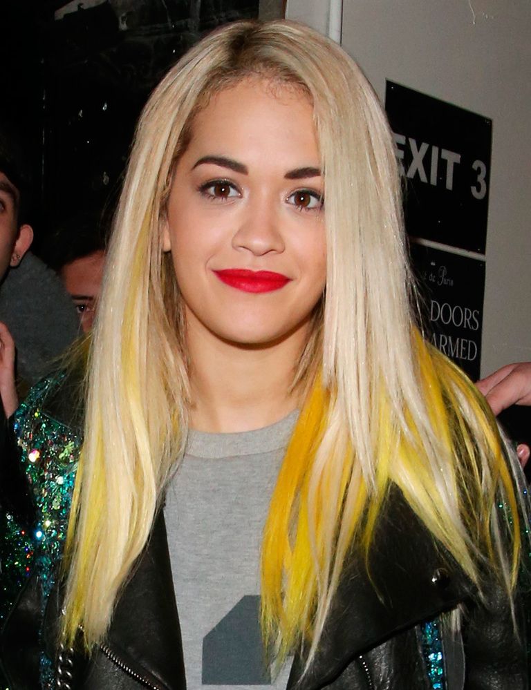 <p><strong>Rita Ora</strong> no se queda atrás y complementa su melena rubia con unas puntas en amarillo intenso. </p>