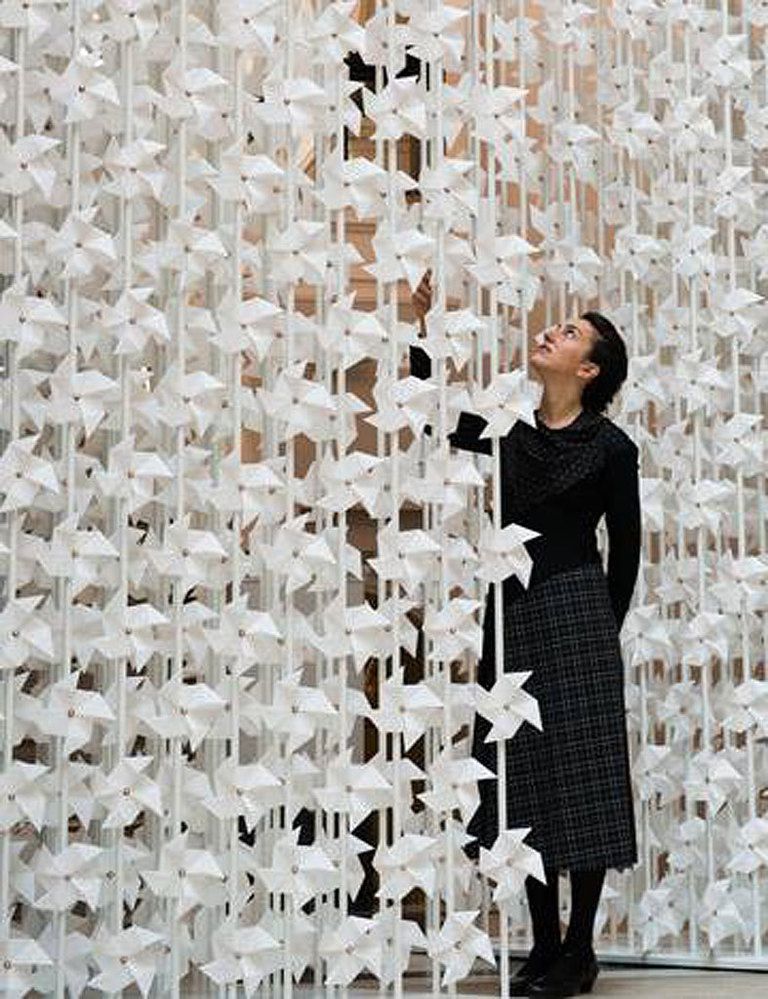 <p>De la creadora libanesa Najla El Zein. Son 5.000 molinos de papel en un espectáculo de luz y movimiento,&nbsp; en la Staircase N, al final de la Galería 114e, del V&amp;A museum.</p>