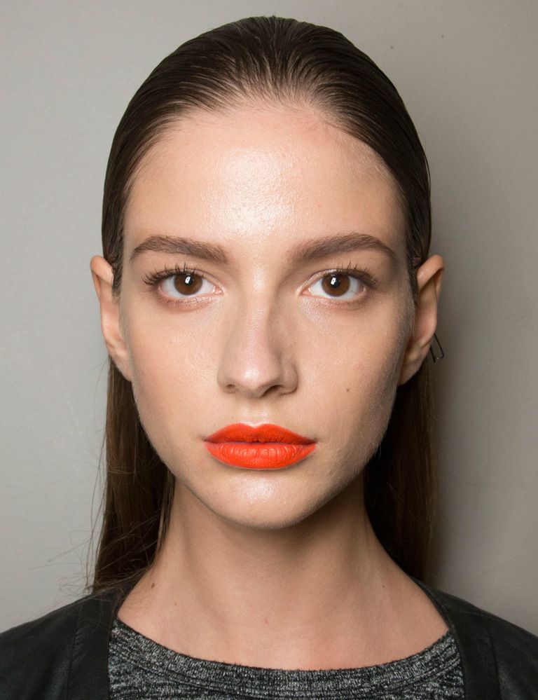 <p>Naranja intenso y mate en los labios de las modelos de <strong>John Galliano</strong>. Acompáñalos de una piel luminosa a base de toques de iluminador. </p>