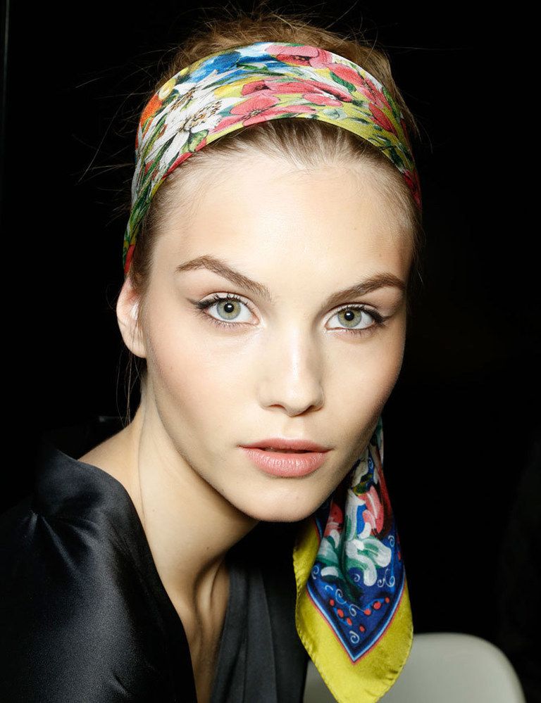 <p><strong>Dolce &amp; Gabbana</strong> nos traen una propuesta cien por cien italiana para el buen tiempo: átate un pañuelo doblado a la cabeza a modo de diadema.</p>