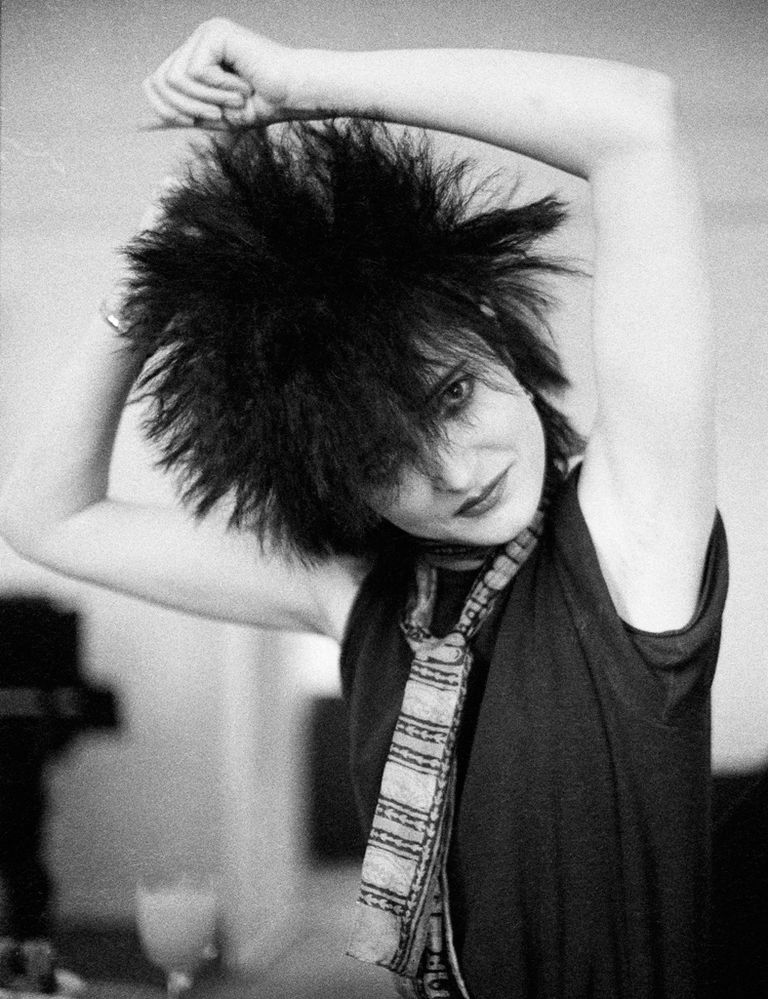 <p><strong>Siouxsie Sioux</strong> (Susan Janet Ballion, 1957) es el principio y casi el fin del <i>punk.</i> Supo reinterpretar sus influencias <i>burlesques</i> en un estilo propio que la convirtió en musa de la New Wave, en germen del movimiento gótico y en influencia esencial desde finales de los 70. Un icono de moda e inspiración reconocida por diseñadores como Pam Hogg o, claro está, su amiga Vivienne Westwood.</p>