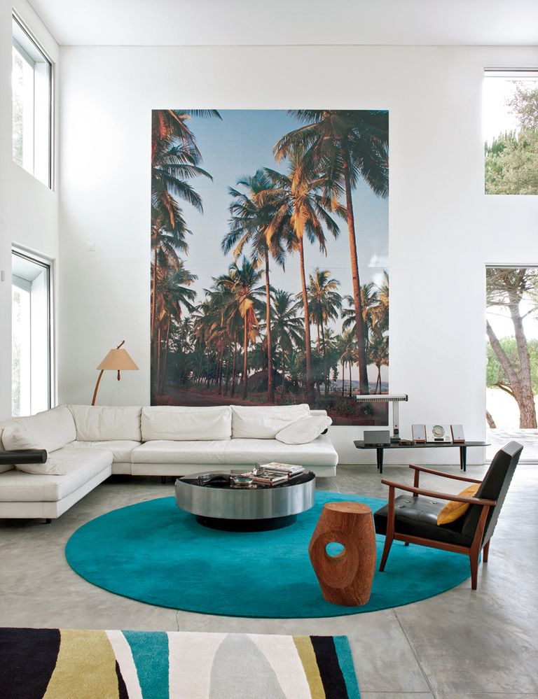 <p>Es el efecto que produce  la colosal fotografía de Goa (India), obra de la propietaria. Debajo, el sofá Sity, de Citterio para B&amp;B, y una mesa de centro de los 60, de Willy Rizzo. Tronco de Brasil tallado y alfombra, de Carpet Diem.</p>