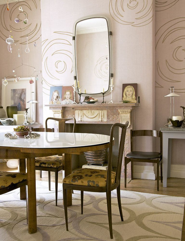 <p>Mesa y sillas de 1940, móvil de Julia Condon y espejo Venini de los años 50. La alfombra y la seda que tapiza las paredes son de Allegra. </p>