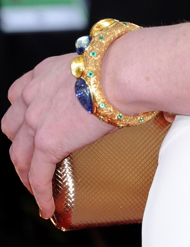 <p>La actriz de <i>'Downton Abbey'</i> <strong>Michelle Dockery</strong> dio en el clavo con sus joyas. Nos gusta especialmente este brazalete dorado con piedras en azul, verde y amarillo.</p>
