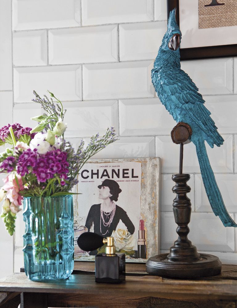 <p>La fórmula: cacatúa y jarrón turquesas, de Zara Home, más cartel antiguo de Chanel. </p>