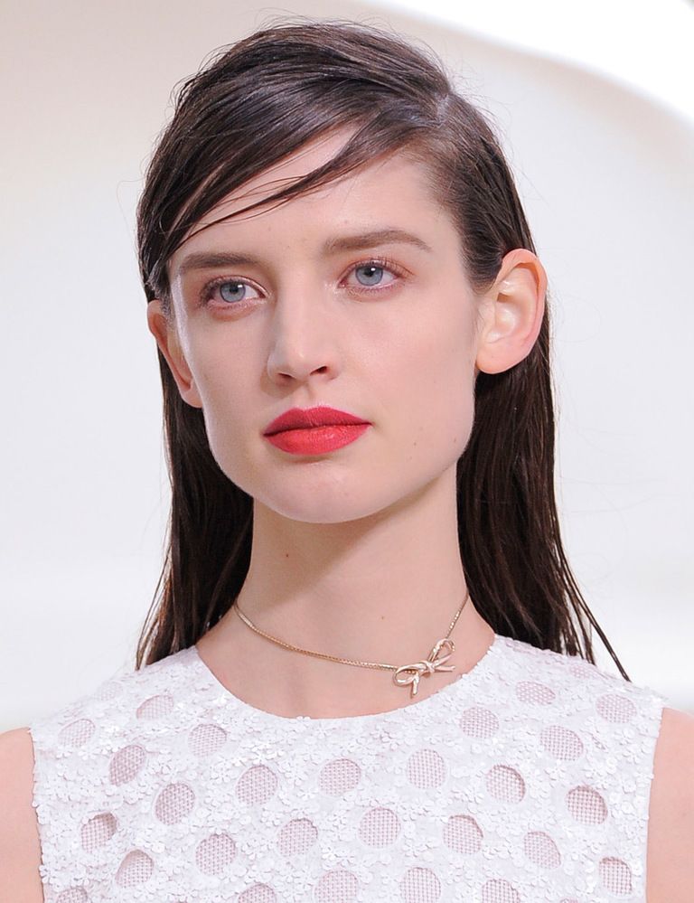 <p>La propuesta 'casual couture' de <strong>Christian Dior</strong> para por melenas sueltas con la raya a un lado y labios rojos de aspecto cremoso. </p>