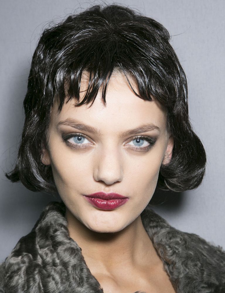 <p><strong>Louis Vuitton</strong> recupera las pelucas de pelo corto ondulado para recrear la estética de la mujer de los años 30. ¿El maquillaje? Ojos resaltados con sombra oscura y, como no podía ser de otra manera, labios rojos.</p>
