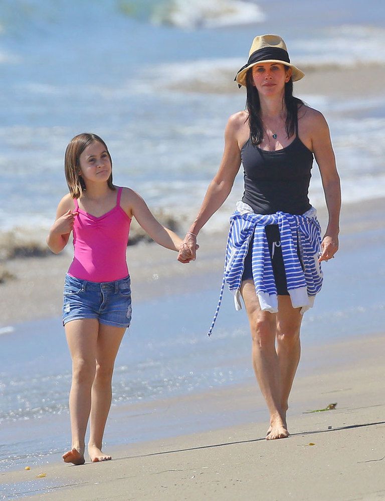 <p>La actriz de la popular serie 'Friends', pasea por las playas de Malibú con su hija Coco Arquette.</p>