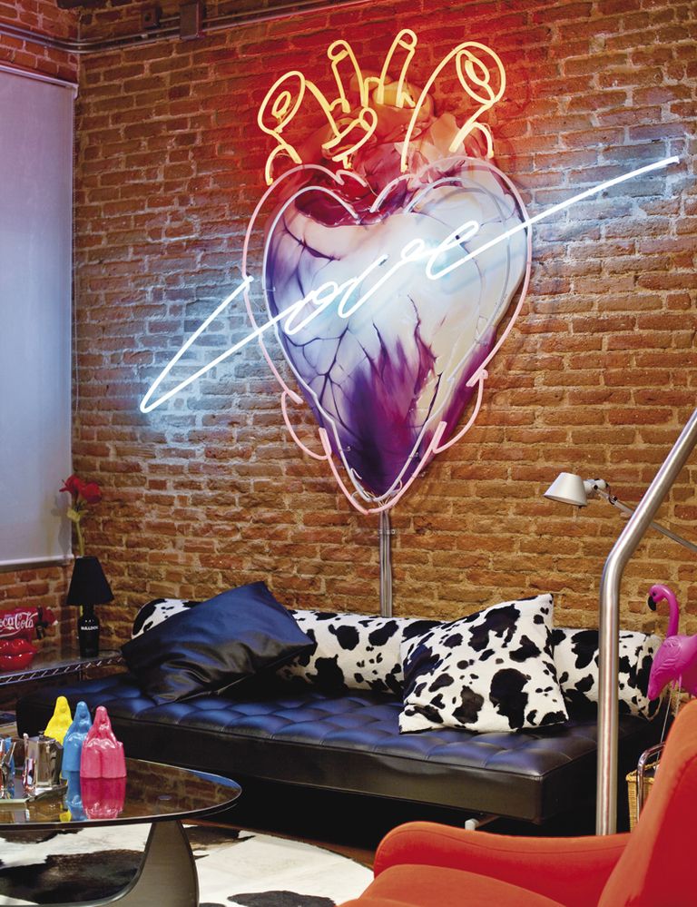 <p>Creado expresamente para la exposición <i>GraffitiPop</i> nos da una apasionada bienvenida. El sofá es de Antoni Casadesús; la mesa de centro es un diseño de Isamu Noguchi, y la butaca <i>Lady</i>, de Marco Zanuso para Arflex.</p>
