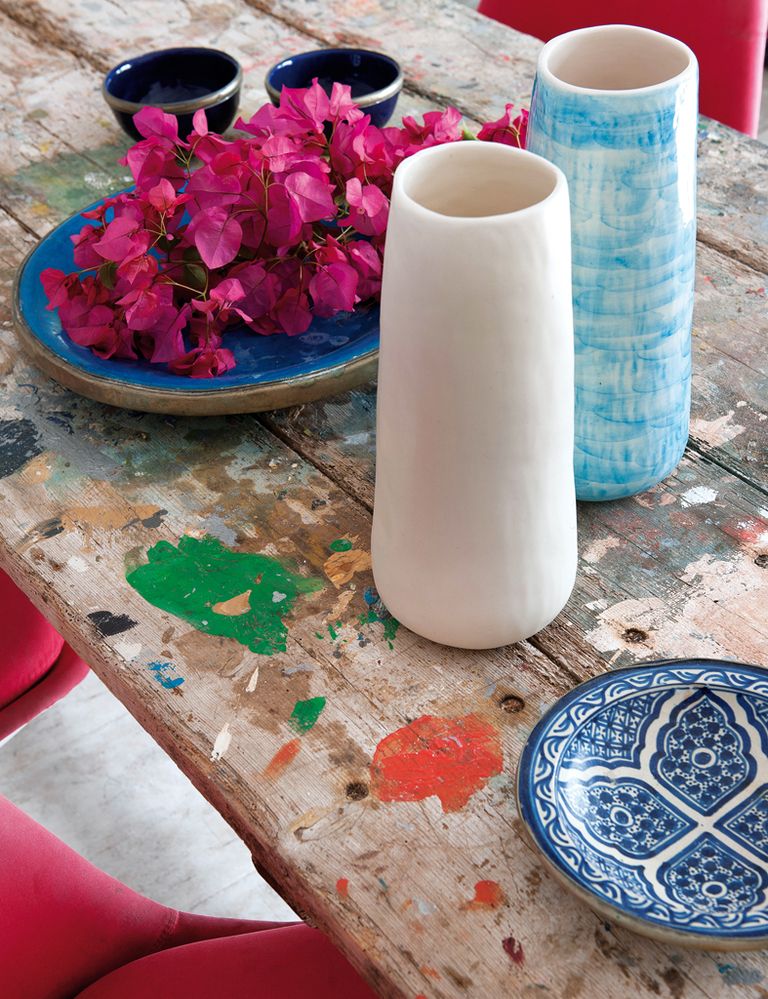 <p>Los dos jarrones son una creación de Luisa Mascaró, hermana de Úrsula. Los platos y los cuencos de color azul oscuro fueron comprados por la diseñadora en Marruecos.</p>