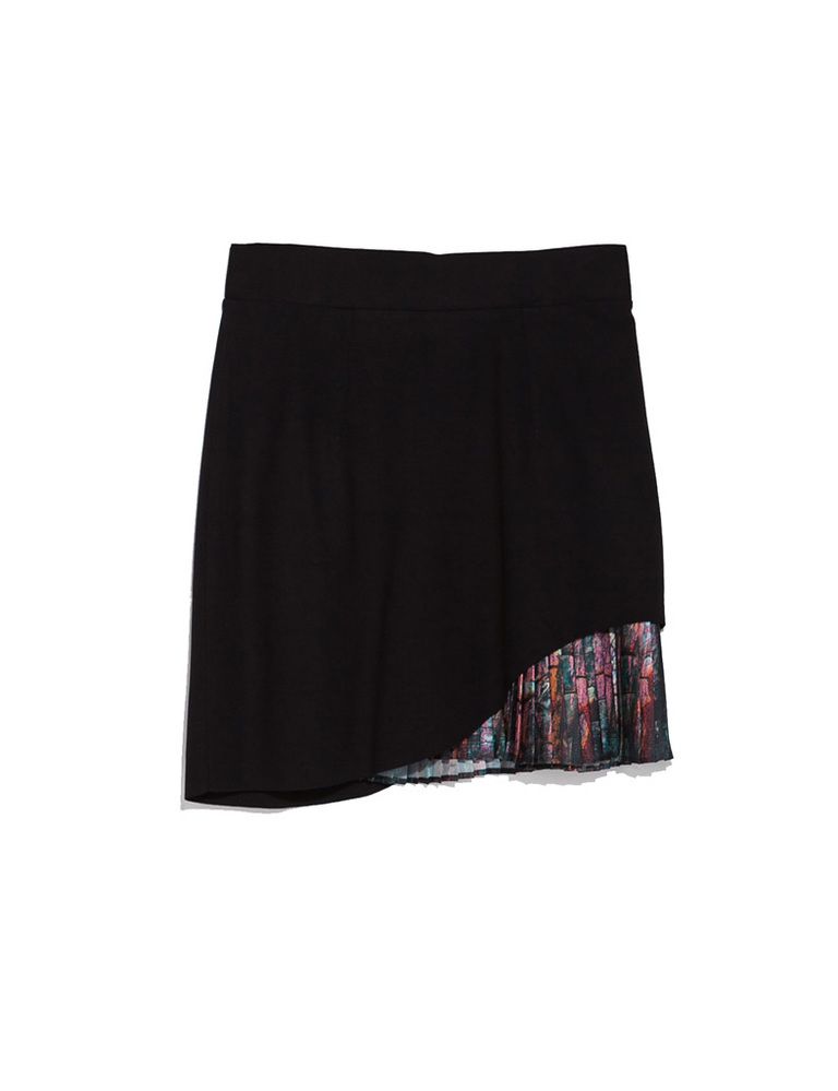 <p>Falda negra con plisado de colores, <strong>de Zara, 29,95 €.</strong></p>