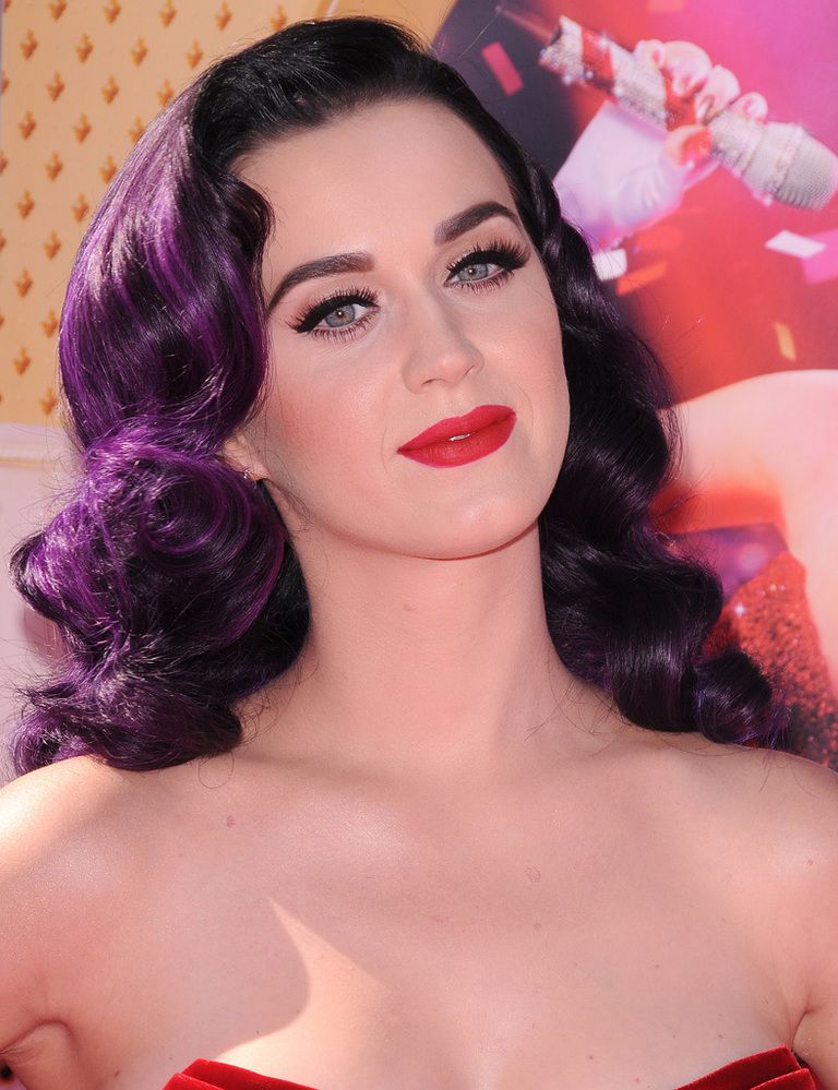 <p><strong>Katy Perry</strong> es ya toda una veterana en colores llamativos para el pelo. Uno de nuestros favoritos es este tono violeta.</p>