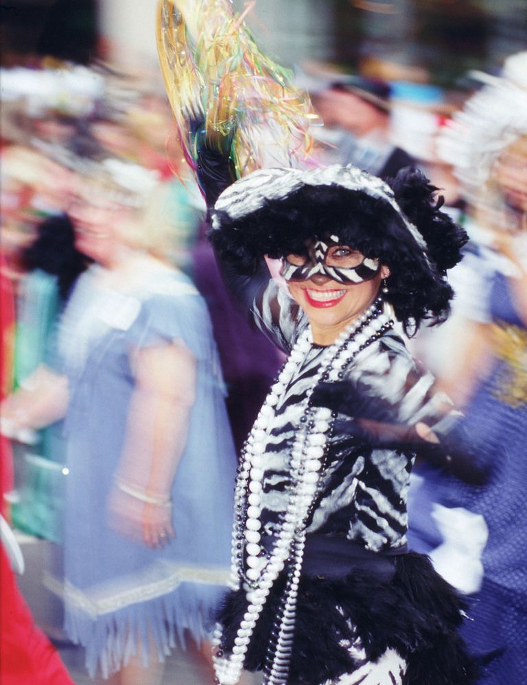 <p>'Mardi Gras' es el nombre por el que se conoce al carnaval en la ciudad norteamericana de Nueva Orleans, en el estado de Louisiana. Aquí, los desfiles se suceden sin parar y se reparten collares de cuentas de colores que los participantes de los desfiles -las cofradías llamadas&nbsp;<i>krewes-</i> lanzan al público como tradición. El Mardi Gras cuenta con su propio dulce típico: el King Cake, una especie de roscón de reyes decorado con los colores del carnaval (morado, verde y dorado).</p>