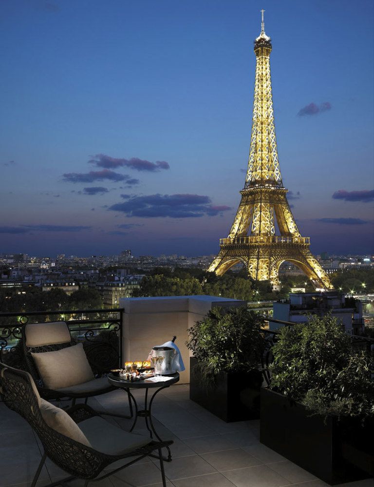 <p>Vistas a la torre Eiffel, decoración barroca y muy muy lujosa en el centro de París, cerca del Arco del Triunfo... enamórate aún más en el <strong>hotel Shangri-La de Paris.</strong> Cuidados detalles y todas las comodidades, como servicio de limpieza de zapatos, de limusina, y diferentes restaurantes, como L'Abeille con 2 estrellas Michelín, te conquistarán. Disponen de suites duplex con terrazas y unas vistas impresionantes.</p>