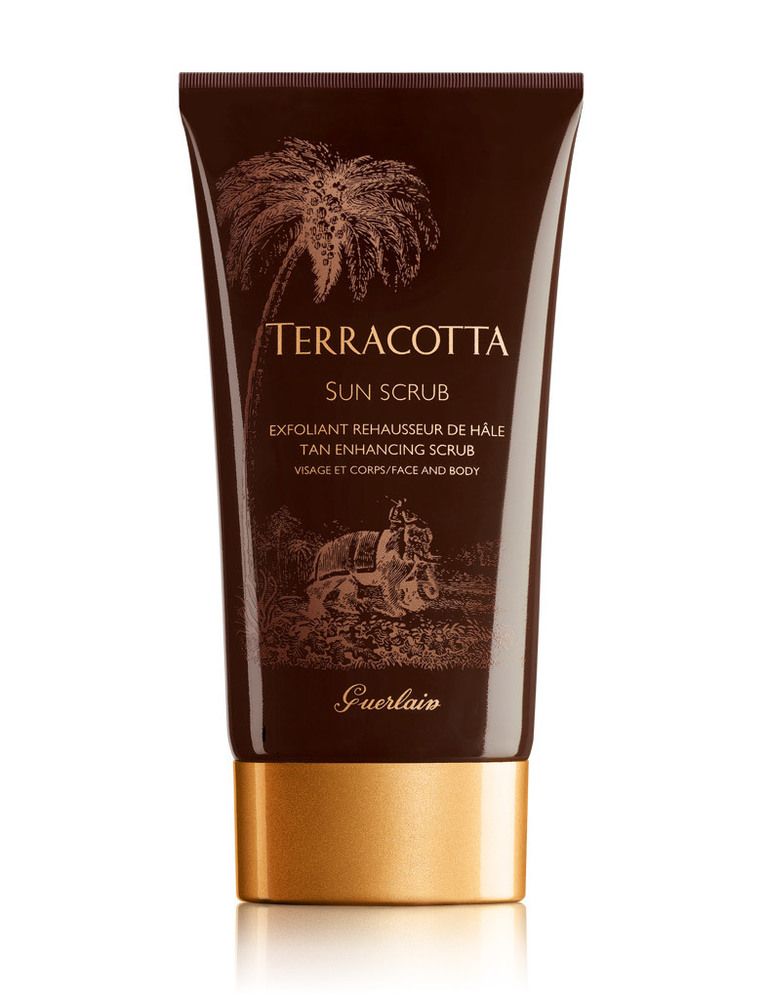 <p>'Terracotta Sun Scrub', exfoliante para rostro y cuerpo que prepara la piel para el bronceado. Con perfume de flor de tiaré. De&nbsp;<strong>Guerlain</strong> (52,30 €). </p>