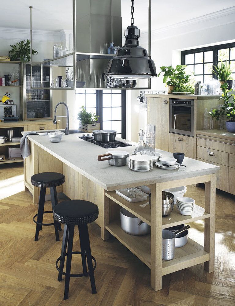 <p>Un aire vintage se respira en Diesel Social Kitchen, proyecto conjunto de las italianas Diesel y Scavolini. Detalles  de inspiración industrial, frentes de roble nudoso, encimera de Okite...</p>