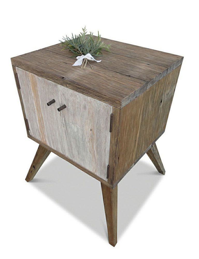 <p>Mesita <i>Eco Recycled,</i> 415 €, en <a href="https://ghify.com/collections/bedside-tables" title="ghify.com" target="_blank">ghify.com</a></p>