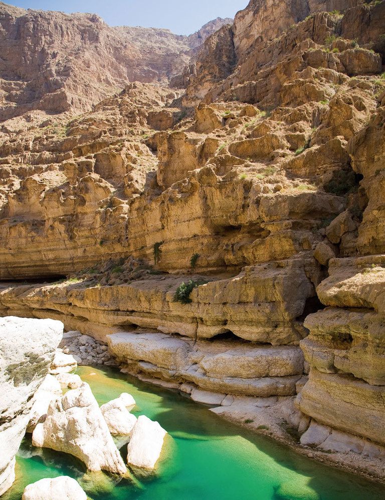 <p>A unas 2 horas de Mascate, la capital de <a href="/edicion/gallery/561285/www.omanet.om" target="_blank">Omán,</a> encontrarás este impresionante paisaje que reproduce todas las tonalidades de la naturaleza. Se trata de Wadi Shab, un curso de agua dulce cuyas aguas, turquesa y esmeralda, discurren entre paredes de tierra de colores ocres y rojizos. Si el espectáculo de este oasis ha entusiasmado a tus ojos, pon a punto el resto de los sentidos, ya que este paraje se encuentra en un cañón en medio del desierto. Seguramente lo encontrarás después de una intensa caminata que tendrá como regalo darte un chapuzón al final de esta garganta, nadar en una pequeña cueva o saltar desde una roca para zambullirte en esta preciosa piscina natural, una de las atracciones más demandadas del país arábigo.</p>