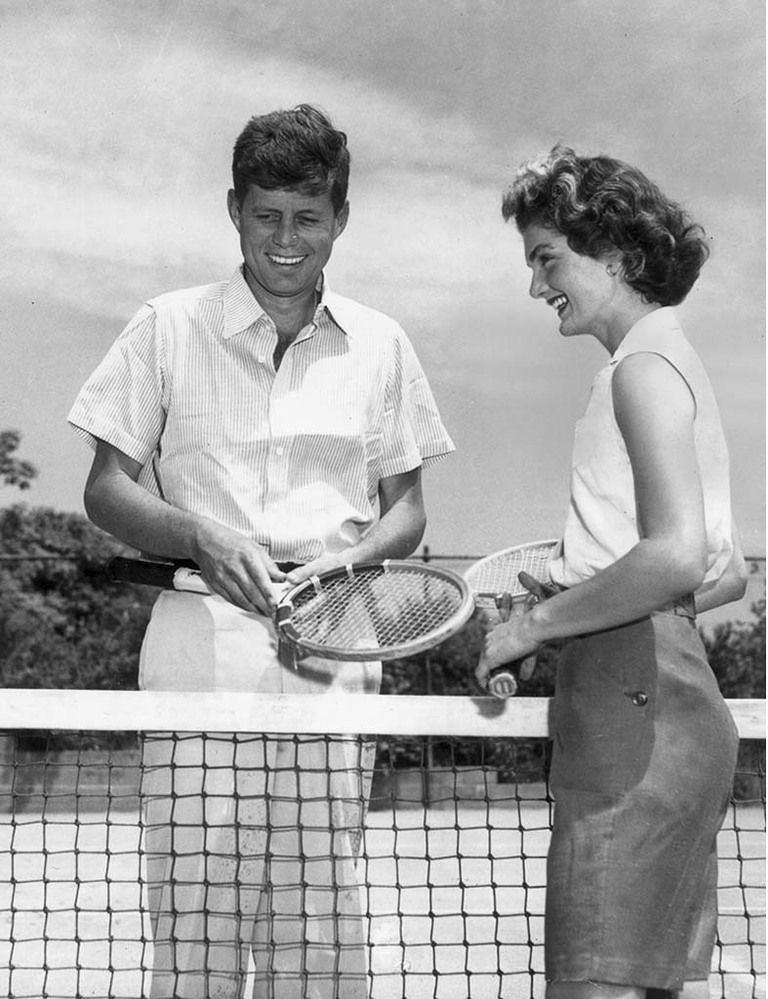 <p>Jugando al tenis en Hyannis Port, Massachusetts, en 1955.</p>