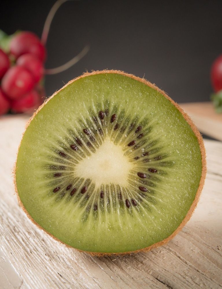 <p>&nbsp;Los kiwis son frutas muy saludables, con grandes beneficios para el organismo. <strong>Dado su bajo índice glucémico, son ideales para comer a diario, incluso para diabéticos</strong>. También son una fuente natural de ácido fólico que contribuye a la correcta formación de las células y al buen desarrollo del feto, y de potasio, que <strong>favorece la recuperación muscular tras la práctica deportiva</strong>. Gracias a su bajo aporte de azúcares y calorías, son ideales para el consumo de toda la familia, ya sea en el desayuno, como postre o tentempié, o incluso para incluirlos en dietas de adelgazamiento. <strong>Psst. Un kiwi tiene un aporte calórico muy bajo (apenas 81 kcal</strong> por cada 100 gramos).</p><p>&nbsp;</p>