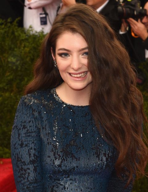 <p> A origem do apelido <strong> Lorde </strong> é uma das mais curiosas da seleção. Sua paixão pela realeza e aristocracia a levou a tomar a decisão de se apelidar de Senhor, pois soou muito masculino, ela adicionou um 'e' no final. Lorde é uma personagem que ela usa como cantora devido à sua personalidade reservada. & Nbsp; </p>