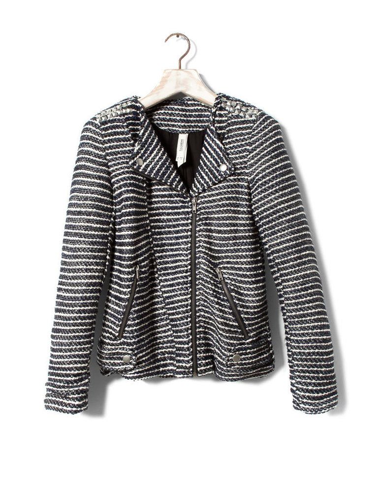 <p>Una chaqueta de tweed con hilos dorados para tus looks working, no la dejes escapar. <strong>De&nbsp;Pull&amp;Bear.</strong></p>