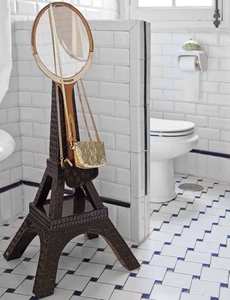 <p>La torre Eiffel  con una raqueta-espejo, comprada en París.</p>