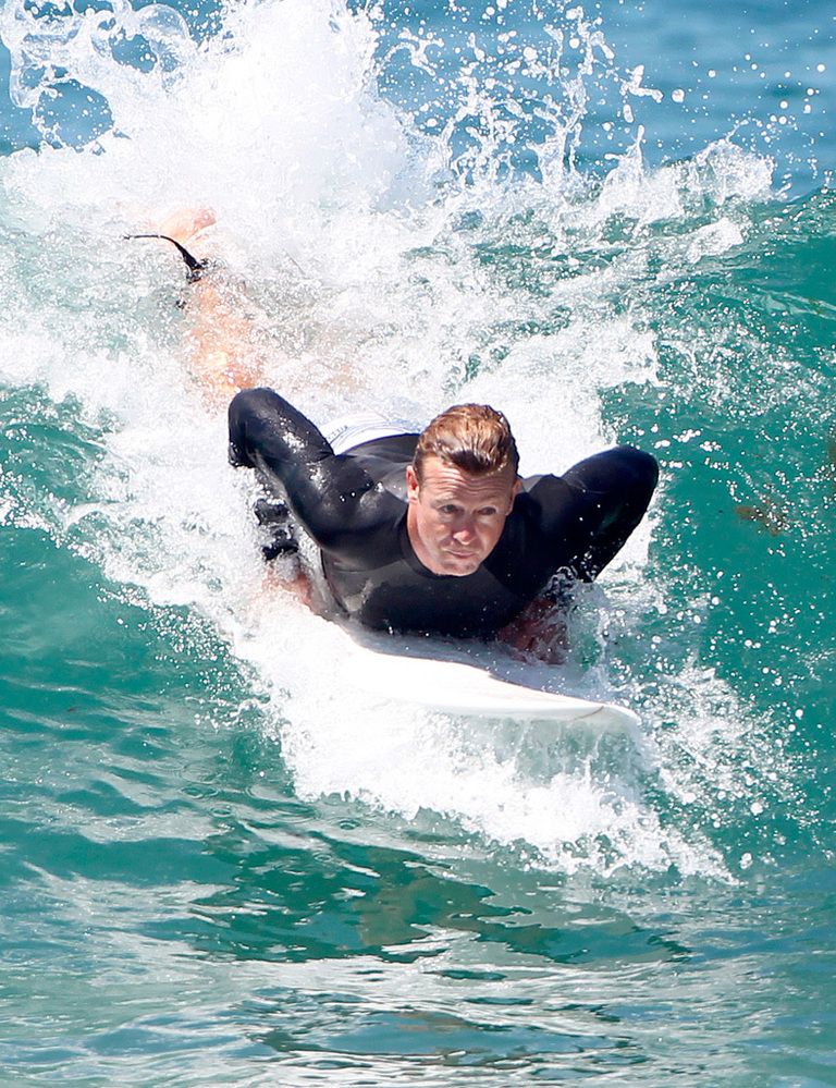 <p>Cuerpos bronceados, músculos marcados y una actitud cuidadosamente descuidada. Eso es lo que encontrarás en lugares tan emblemáticos para practicar surf como son Zarautz en Guipúcoa, Tarifa en Cádiz o Sagres en Portugal. Aprovecha y aprender a coger olas, nunca se sabe si <strong>Simon Baker</strong> saldrá de debajo de alguna.</p>