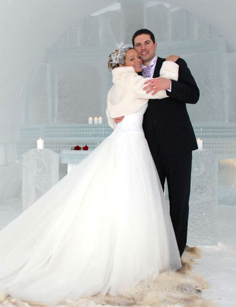 <p>Para los que no les de miedo pasar frío durante su boda, tienen la posibilidad de casarse rodeados de nieve. ¿Dónde? En el <a href="http://www.kakslauttanen.fi/es/" target="_blank">Hotel Kakslauttanen</a>, en Laponia. Disponen de una capilla hecha de hielo y nieve que está decorada con esculturas de hielo. Y ya que estás, también puedes celebrar la luna de miel en su Cabaña Suite Nupcial.</p>