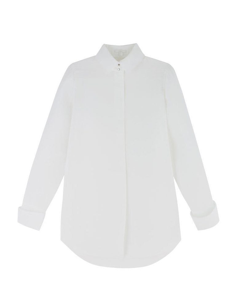 <p>Otra prenda fundamental, una camisa blanca con ligero neopreno y con la espalda abierta.&nbsp;</p>