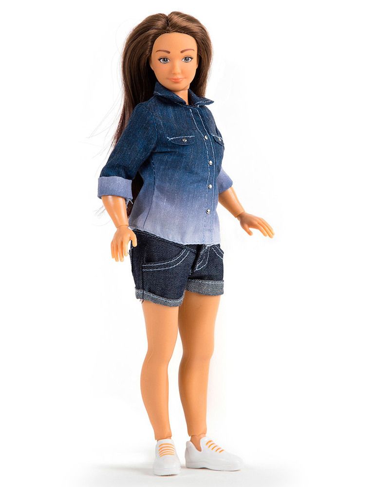 <p>A raíz del estudio sobre las medidas irreales de Barbie, el artista Nickolay Lamm decidió elaborar el prototipo de una muñeca con un aspecto dentro de lo humanamente posible. El resultado fue <a href="http://lammily.com" target="_blank">Lammily</a>, que vendió la friolera de 19.000 unidades en su primera tirada a través de una página de 'crowdfunding'.</p>