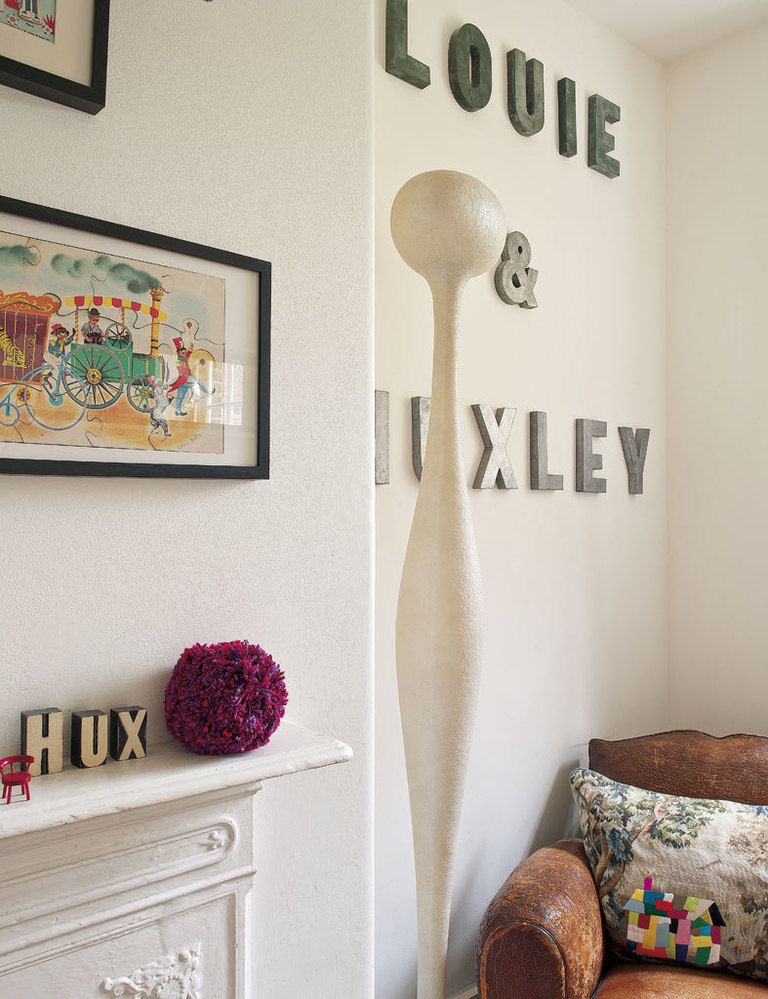 <p>En la pared junto a la chimenea,  los nombres de los hijos del artista, Louie  y Huxley, en grandes letras.</p>