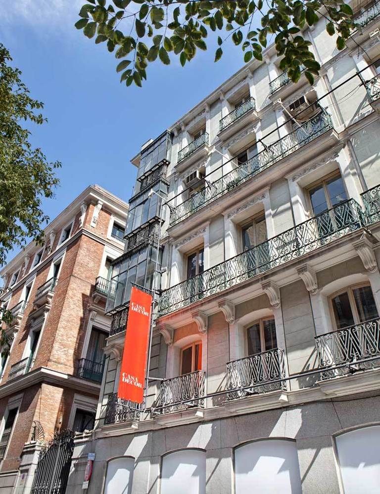 <p>Un edificio con balcones construido en 1875 y que albergó a la sede del Colegio de Arquitectos de Madrid (COAM) durante 60 años. ¡Precioso! ¿Entramos?</p>