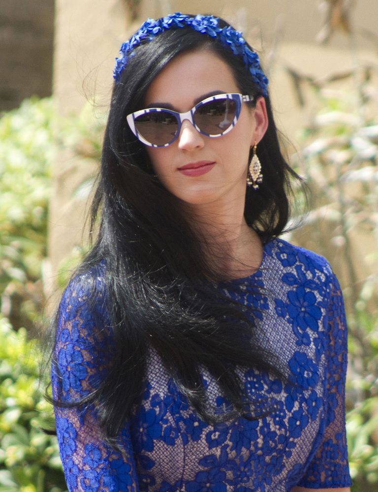 <p><strong>Katy Perry</strong> luce la diadema de flores en un look monocolor azul al más puro estilo años 50.</p>