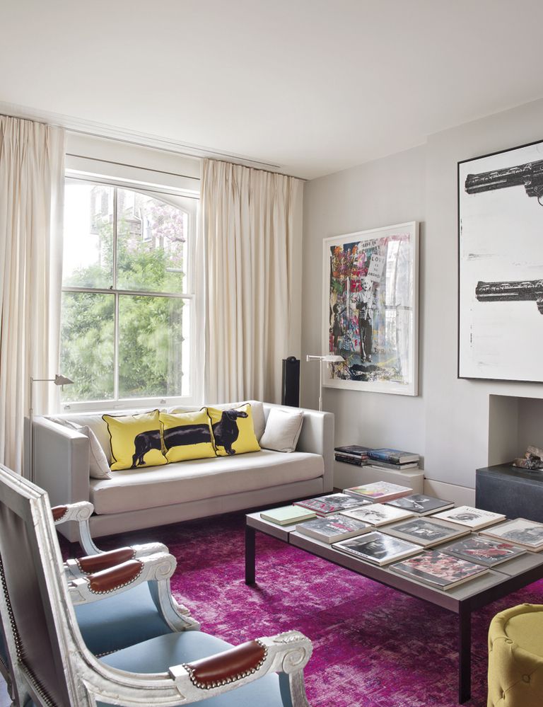 <p>El color domina la sala de estar, con la alfombra fucsia de Bazaar Velvet; sobre ella, mesa de centro y sofá, de Christian Liaigre, con los cojines<i>  The Sausage Dog,</i> en amarillo y negro de Jimmie Martin.</p>