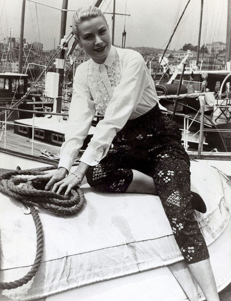 <p>Grace Kelly en 1955 a su llegada al Festival de Cannes, con un estilismo que podría ser actual. Corsarios altos de cintura estampados con camisa blanca.</p>