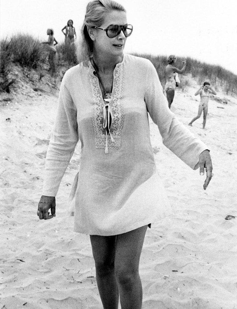 <p>Finales de los años 60 y Grace Kelly luce en la playa un look habitual de las playas en la actualidad: túnica blanca bordada.</p>