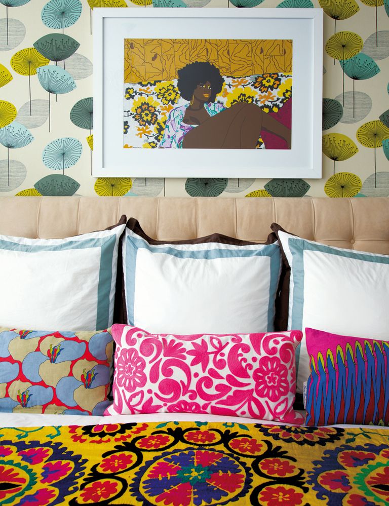 <p>En la cama, de Williams  Sonoma Home, suzani  <i>vintage</i> y cojines de Morag Macpherson. En la pared, papel pintado de Sanderson  y obra de Mickalene Thomas.</p>