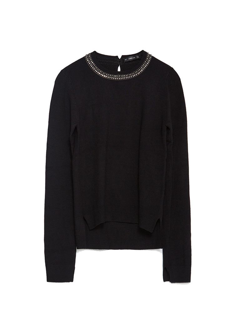 <p>Modelo en negro con adorno de pedrería en el cuello de <strong>Zara,</strong> 29,95 €.</p>