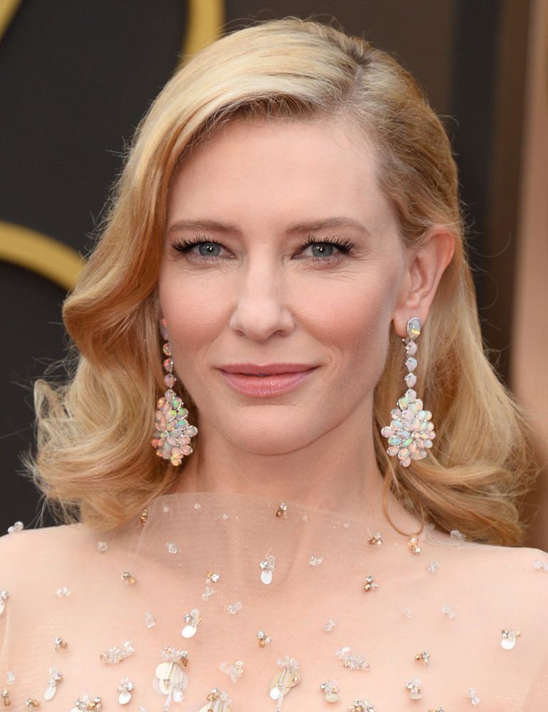 <p>Se hizo con el Oscar a Mejor Actriz y además lució uno de los mejores looks de la noche: espectacular <strong>Cate Blanchett</strong> con ondas en el pelo, pestañas XL y tonos rosas en labios y mejillas.</p>