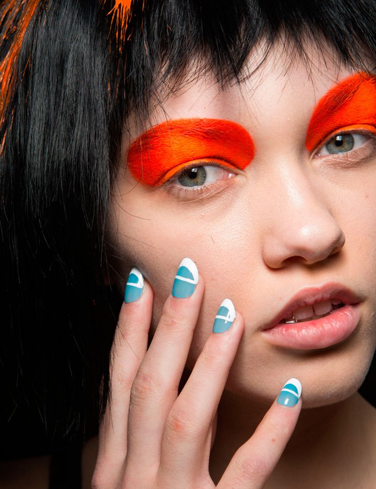 <p>El excéntrico <strong>Jeremy Scott</strong> apuesta por el maquillaje colorido en párpados y una manicura biolor en las uñas.</p>