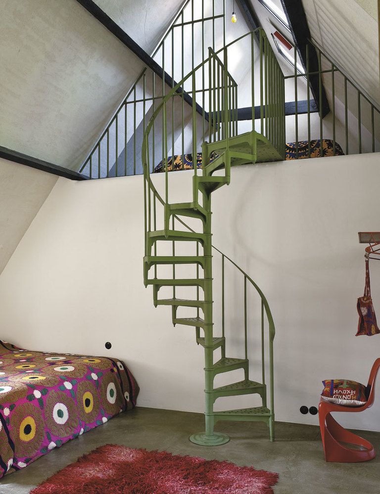 <p>Junto a la escalera, original de la casa, silla roja de Joe Colombo.</p>