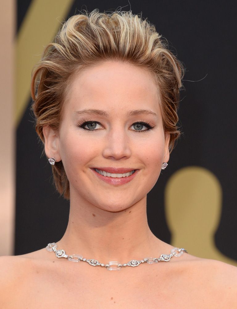 <p><strong>Jennifer Lawrence</strong> peinó hacia atrás su corte 'pixie' y enmarcó su mirada con delineador negro.</p>